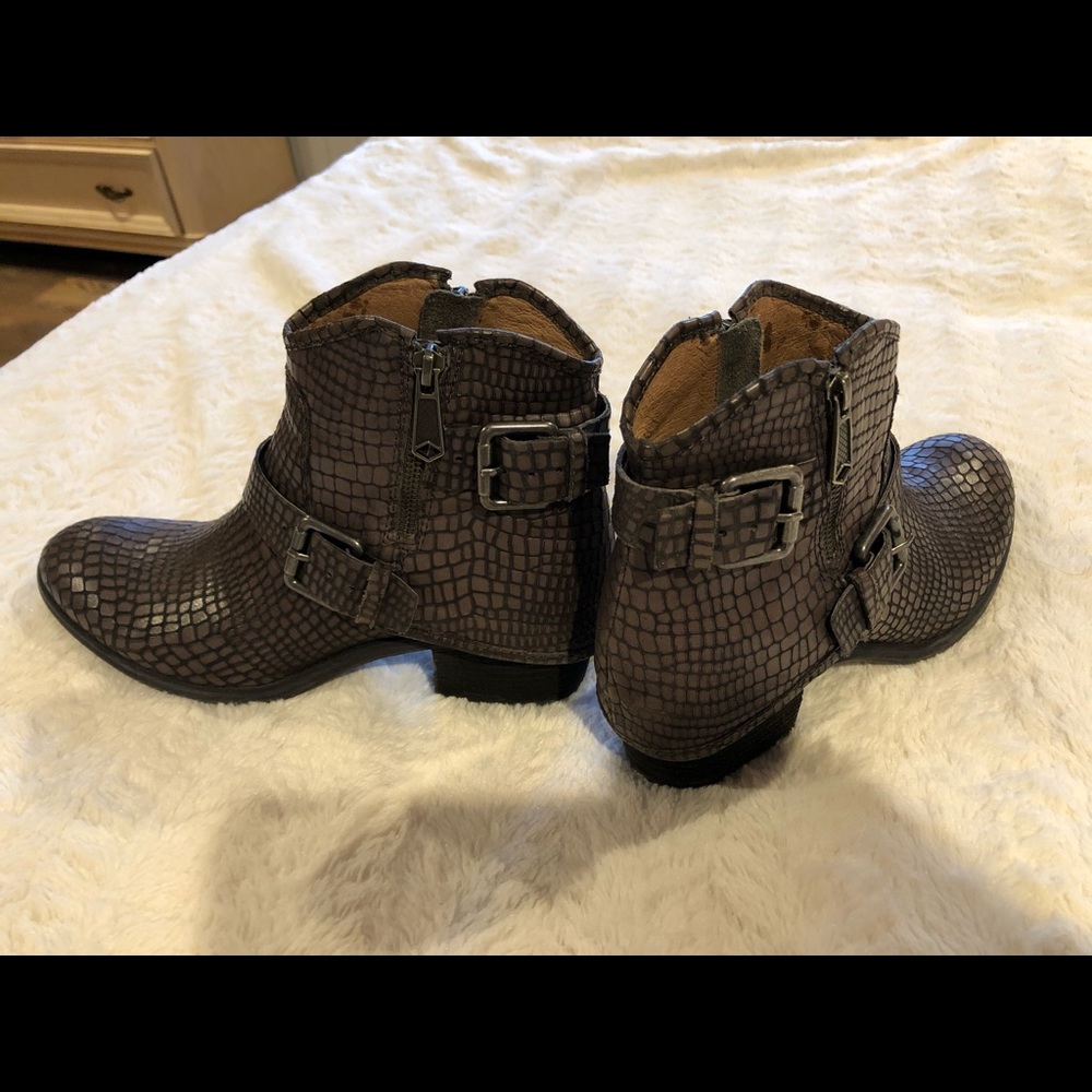 Donald J Pliner  Wade ankle boots .  Size 8